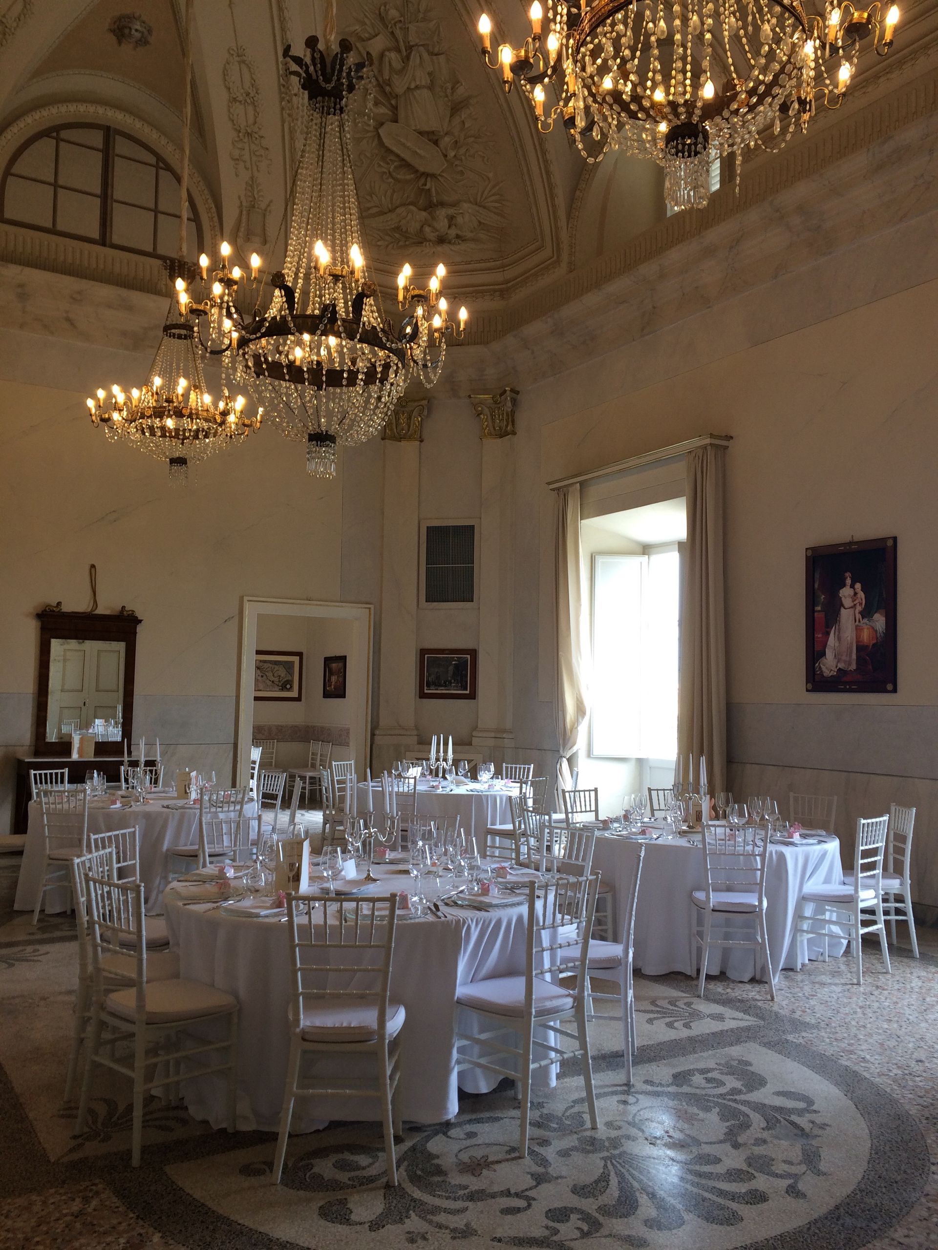 Salón de banquetes con arañas de cristal