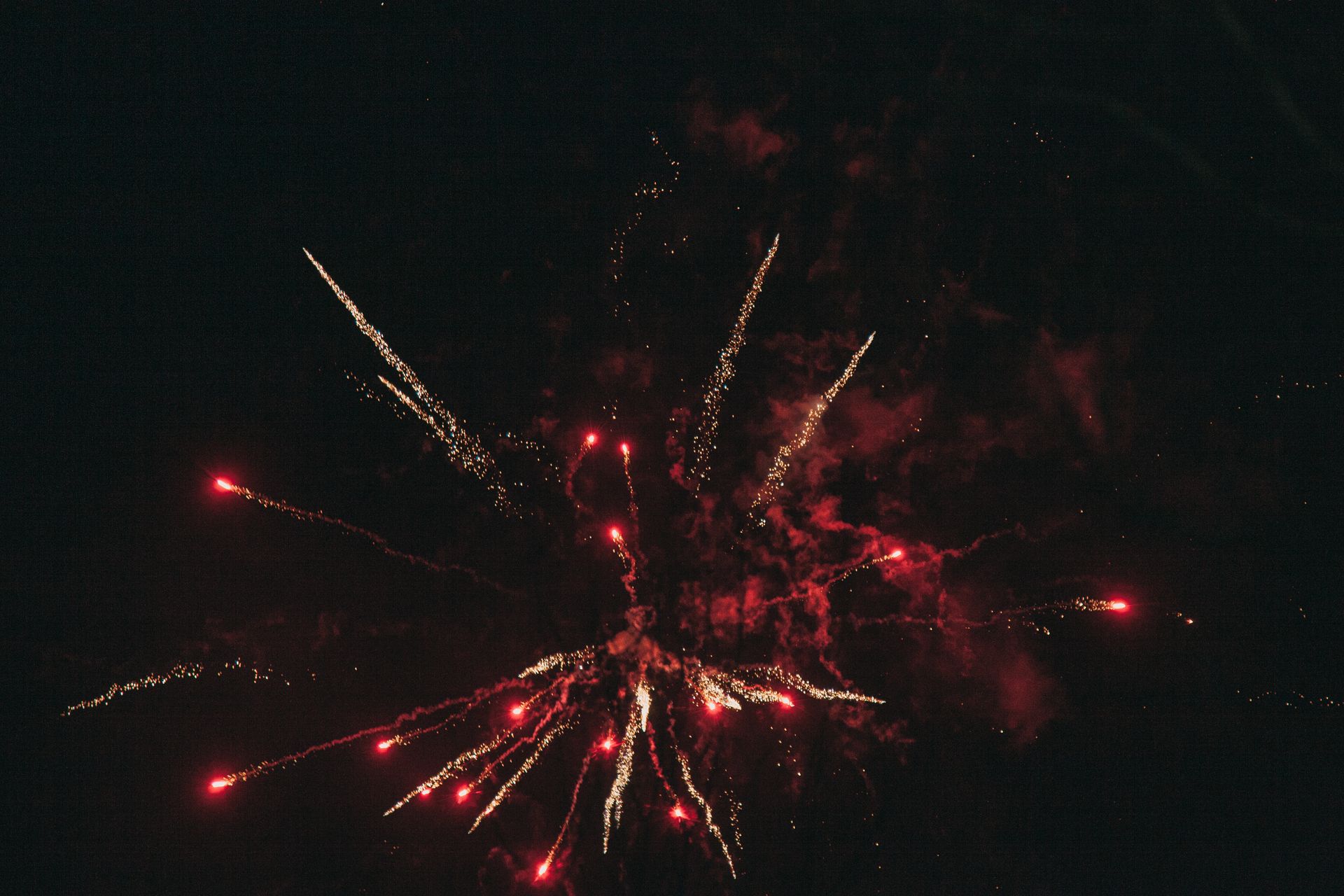 Fuegos artificiales sobre el cielo nocturno